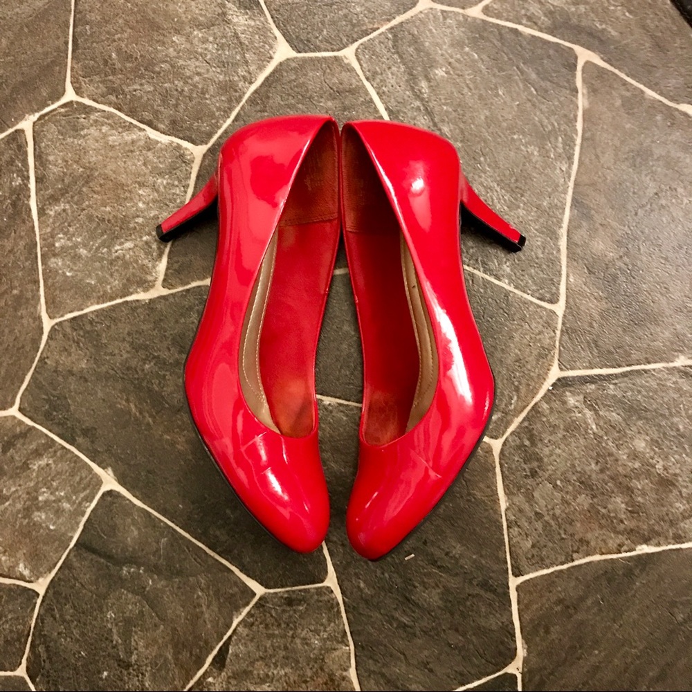 Red pumps heals